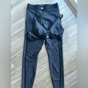 ALO Yoga Black Workout Leggings with Subtle Texture